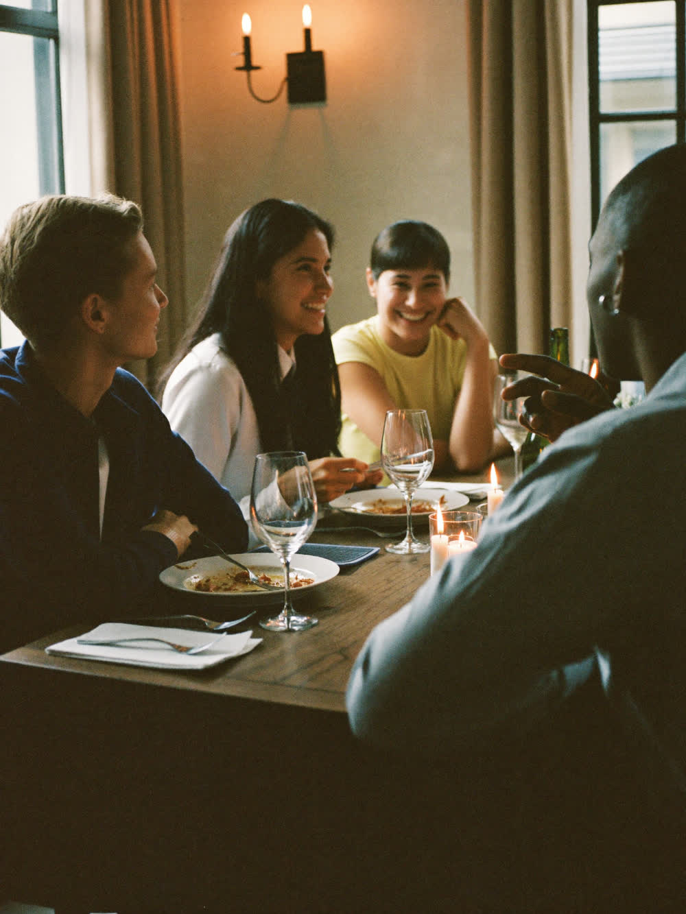 Six professionals at a Face2Face dinner, mid-conversation